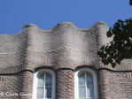 Kuif boven vier deuren.
<br/>
Corrie Groen- Pickhard, 2015-07-10